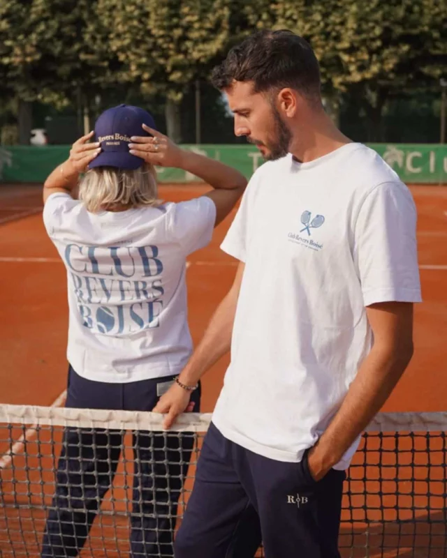 Revers Boisé monte au filet en ce printemps 🎾 
Le tennis refait surface en cette saison et de nouveau la terre battue, (mais pas que...) va résonner de coups mats et de revers liftés. C'est l'occasion de découvrir ou redécouvrir la jeune marque toulousaine Revers Boisé, qui propose la tenue estivale parfaite pour les sportifs et ceux qui le sont un peu moins, des tee-shirts en coton biologique, qui sont soit sérigraphiés soit brodés. 
@reversboise  #clubreversboise #reversboise #tenniscourt #tennisoutfit #tennisplayer #padel #tennis #rolandgarros #sport #tshirt #coton  #standwithukraine 💙💛
