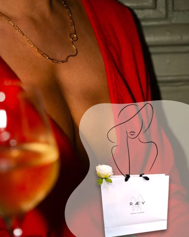 Sur cette rive gauche ou de nombreux écrits ont pris vie, on peut aller feuilleter un nouveau chapitre de la marque de cachemire sensuel RAEV. 
La douceur de ces modèles, se dévoilent en pièces de cachemire pour le haut comme pour le bas. Oui, un short en cachemire peut tout à fait trouver sa place dans un vestiaire féminin. 
RAEV joue une ode à la féminité avec des couleurs tendres ou denses, des formes contemporaines et exploite parfaitement les capacités de cette matière qui permet d'aborder le printemps par ce délicat combo de  confort et de sensualité.  Présente au Point Physique 10 rue du Four, 75006 Paris (21 - 26 April)
@raev.paris
@pointphysique  #cashmere #cachemire #sensualcashmere #raev #womenempowerment #popup #paris06 #knitwear  #standwithukraine 💙💛