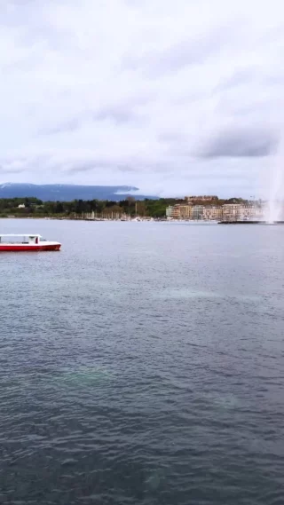 A Genève il n'y a pas que le jet d'eau à découvrir et qui monte haut. Ce qui monte haut, dans notre estime, ce sont les jeunes créatifs qui imaginent une mode différente, éco-responsable et durable. 
Comme par exemple @LundiPiscine dont les modèles sont à découvrir chez le Grand Magasin, un lieu qui accueille des marques éco-responsables et impliquées destinées au vestiaire féminin. 
La créatrice Lucie G. qui a fondé dans cette ville suisse le studio de création textile Lundi Piscine est passée par la HEAD de Genève et essaime sa mode colorée et upcyclée dans différentes villes, à Genève, à Zurich, après avoir fait un petit tour par Paris chez Heureux les Curieux, ou j'ai eu le plaisir de la découvrir et qui a attiré également l'attention de @patricia_lerat_plc ;)  @lundi.piscine
@legrandmagasin  @heureuxlescurieux
@HEADGENEVE  #modedurable #slowfahion #upcycling #conceptstore #lundipiscine #mode #fashion #economiecirculaire #swissclothing #unisexe #couleur #sportwear #serigraphie #streetwear
