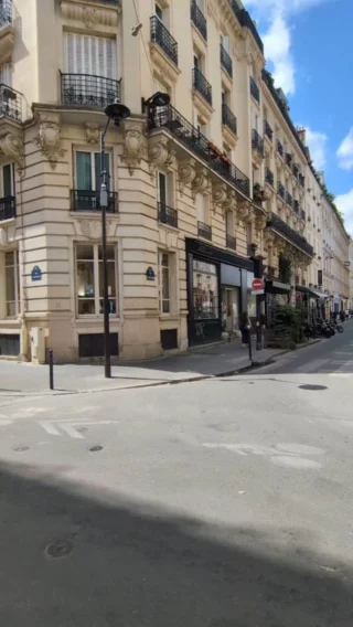 15 marques sont à découvrir se sont réunies dans une ambiance festive et chaleureuse au sein de ce popup, pour nous monter leur savoir-faire, concevoir des pièces d’exception ou des petites séries pleines de charme, mettre en valeur les tissus dormants, contourner les difficultés de l’upcycling, trouver les couleurs qui s’accordent bien entre elles.  📍 Popup : Lieu 37 - 37 rue des Petites Ecuries - Paris 10 - Jusqu'au 11/05  avec notamment : 
@mazorcas_tricot , sa maille légère et ses chemises customisées
@secondemain.brand qui fait jaillir une mode upcyclée désirable d'un tas de vêtements abandonnés
@dancefiber.paris et ses tenues de fitness en une douce maille made in Italy 
@luna.h.collections et ses Kimonos à nuls autres pareils  Et aussi :  @lafilledescarnets 
@lebenefique 
@colette_labobinette 
@ateliergauthier_maroquinerie 
@massouliercoachstyle 
@ozoomoon 
@creations_d_eugenie 
@fleurieslingerie.paris 
@madame_sauterelle 
@lafabrikdenaty 
@clarissedutraive 
Pierina marinelli  #popup #conceptstoreparisien #upcycling #fashion #womenswear #conceptstores
#popupstore #handmade #mode #bijou #accessoire #paris10 #shopping  Popup : Lieu 37 - 37 rue des Petites Ecuries - Paris 10 - Jusqu'au 11/05  #popup #conceptstoreparisien #upcycling #fashion #womenswear #conceptstores
#popupstore #handmade #mode #bijou #accessoire #paris10 #shopping
