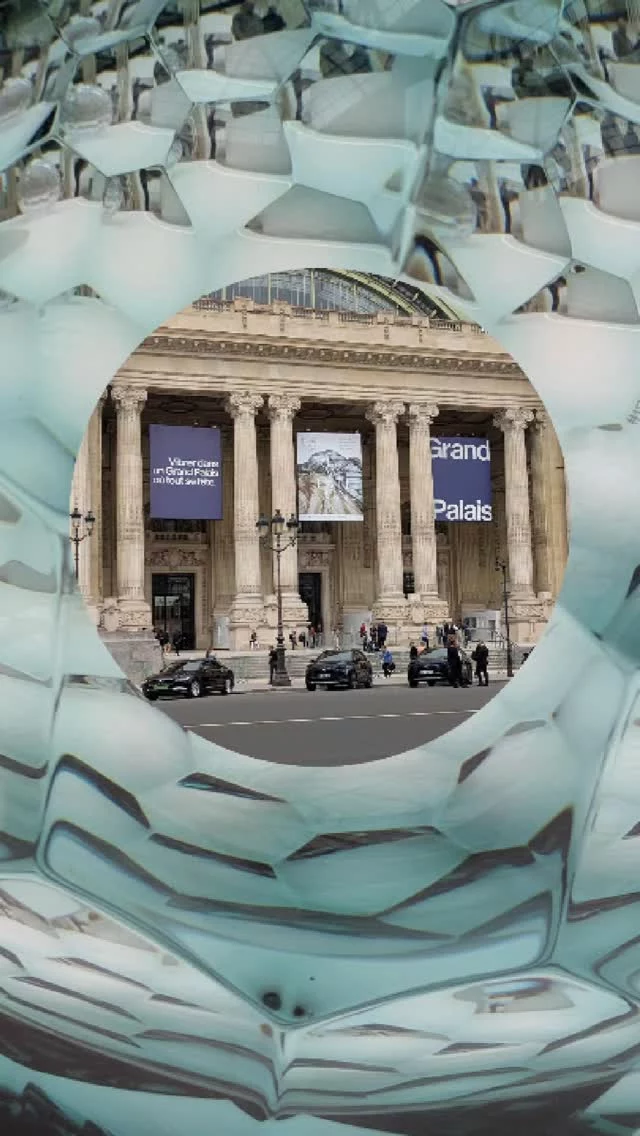 La grand nef du Grand Palais accueille 550 créateurs venus de 35 pays du 21 au 25 mai 2025 pour cette nouvelle session du salon Révélations. Un endroit baigné de lumière qui offre de vastes possibilités de découverte de ces métiers de créations qui associent concept et matière. Si l'Italie est le pays d'honneur de cette session 2025, les coursives du Grand Palais s’ouvrent également à l’imaginaire des créateurs par une mise en scène spectaculaire qui permet aux visiteurs de nombreux métiers d'art proposés par des pays, (l'Ukraine est présente sur la galerie), des organismes bien connus de certains (on pense aux Ateliers de Paris, par exemple) ou des créateurs individuels. 
Nouveau post sur le blog. 📝
Lien dans la bio 👆  Une large richesse de créations qui font appel à de nombreux savoir-faire. On peut y faire la découverte des possibilités créatives de pays comme la Géorgie, la Corée du Sud, le Bangladesh, l'Italie bien sûr…. et de nombreux designers 
comme: 
Joey Adam du Luxembourg @joeyadamart 
Florianne Schmitt de Strasbourg @florianeschmitt.studio 
Xavier Brisoux et sa maille haute couture @xavierbrisoux  et bien sûr les résidents des Ateliers de Paris au nombre de 9 
Chloé Valorso – Sculpture @chloevalorso 
Studio Quiproquo – Designers @studio_quiproquo 
Miles Le Gras – Designer @mileslgr 
Julia Bartsch – Bijoutière @juliabartsch_jewellery 
Lucille Boitelle – Peintre ornemaniste @lucilleboitelle 
Audrey B Studio – Designer @audreybigouin 
Antonin Mongin – Artisan designer textile @antoninmongin 
Font & Romani – Lissières en savonnerie @fontetromani  et Merigot-Sanzay, maitre artisan, diplômée en design textile à l’Ensaama, formée à la tapisserie de haute lice à la Manufacture des Gobelins.
@merigot_sanzay  #Bdmma #grandpalais #creation #art #craftmanship #designertextile #textile #Revelations2025 #BiennaleRevelations #paris #metiersdart #design #artisanat  @bdmma.paris 
@biennale_revelations  #standwithukraine 💙💛