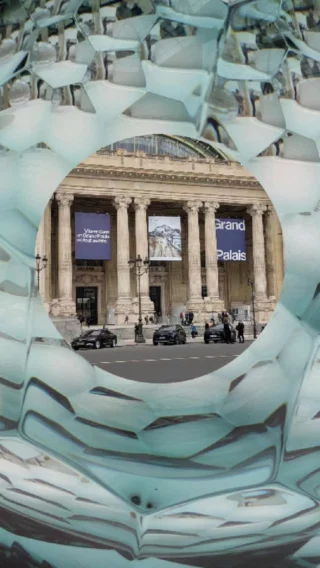 La grand nef du Grand Palais accueille 550 créateurs venus de 35 pays du 21 au 25 mai 2025 pour cette nouvelle session du salon Révélations. Un endroit baigné de lumière qui offre de vastes possibilités de découverte de ces métiers de créations qui associent concept et matière. Si l'Italie est le pays d'honneur de cette session 2025, les coursives du Grand Palais s’ouvrent également à l’imaginaire des créateurs par une mise en scène spectaculaire qui permet aux visiteurs de nombreux métiers d'art proposés par des pays, (l'Ukraine est présente sur la galerie), des organismes bien connus de certains (on pense aux Ateliers de Paris, par exemple) ou des créateurs individuels. 
Nouveau post sur le blog. 📝
Lien dans la bio 👆  Une large richesse de créations qui font appel à de nombreux savoir-faire. On peut y faire la découverte des possibilités créatives de pays comme la Géorgie, la Corée du Sud, le Bangladesh, l'Italie bien sûr…. et de nombreux designers 
comme: 
Joey Adam du Luxembourg @joeyadamart 
Florianne Schmitt de Strasbourg @florianeschmitt.studio 
Xavier Brisoux et sa maille haute couture @xavierbrisoux  et bien sûr les résidents des Ateliers de Paris au nombre de 9 
Chloé Valorso – Sculpture @chloevalorso 
Studio Quiproquo – Designers @studio_quiproquo 
Miles Le Gras – Designer @mileslgr 
Julia Bartsch – Bijoutière @juliabartsch_jewellery 
Lucille Boitelle – Peintre ornemaniste @lucilleboitelle 
Audrey B Studio – Designer @audreybigouin 
Antonin Mongin – Artisan designer textile @antoninmongin 
Font & Romani – Lissières en savonnerie @fontetromani  et Merigot-Sanzay, maitre artisan, diplômée en design textile à l’Ensaama, formée à la tapisserie de haute lice à la Manufacture des Gobelins.
@merigot_sanzay  #Bdmma #grandpalais #creation #art #craftmanship #designertextile #textile #Revelations2025 #BiennaleRevelations #paris #metiersdart #design #artisanat  @bdmma.paris 
@biennale_revelations  #standwithukraine 💙💛