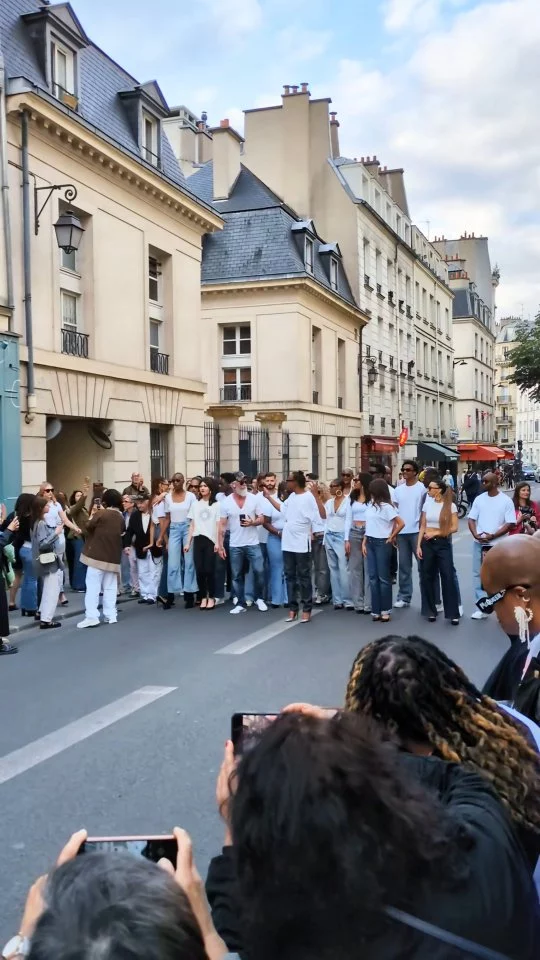 Le 22 mai 2025, No Mad Paris, un concept store du Marais, s’est lancé dans une aventure un peu folle qui consistait à organiser un défilé de mode au 21 rue de Turenne, Paris 4ᵉ. L’événement a permis d’assister à un défilé qui avait choisi la rue comme runway, suivi d’un DJ set, d’un cocktail et d’autres surprises pour fêter le premier anniversaire de la boutique mutualisée.
Il s’agissait de mettre en avant la mode éthique, proposée dans ce lieu qui rassemble des marques de mode engagées.
Pour faire vibrer ce show et organiser ce défilé presque impromptu en pleine rue, il fallait le talent de Vincent Mc Doom. Le célèbre DA a réunis autour de lui une équipe de plus de 30 mannequins de différentes origines ethniques, morphologies, identités de genre et orientations, reflétant son engagement en faveur de l'inclusivité et de la représentation.
On salue aussi les 2 personnes de la sécurité qui ont permis à ce que des mannequins homme et femme se glissent au milieu de la circulation sans incidents dans cette rue fréquentée du Marais.  Nouveau post sur le blog 📝 
Lien dans la bio 👆  📍 No Mad Paris - 21 rue de Turenne - Paris 04  @no.mad.paris 
@vincent_mcdoom_d.a  #mode #fashion #modeethique #modedurable #nomadparis #parislemarais #DéfiléNoMad #TurenneFashion #nomad #conceptstore  [Le défilé est présenté dans les posts suivants]  #standwithukraine 💙💛