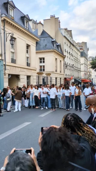 Le 22 mai 2025, No Mad Paris, un concept store du Marais, s’est lancé dans une aventure un peu folle qui consistait à organiser un défilé de mode au 21 rue de Turenne, Paris 4ᵉ. L’événement a permis d’assister à un défilé qui avait choisi la rue comme runway, suivi d’un DJ set, d’un cocktail et d’autres surprises pour fêter le premier anniversaire de la boutique mutualisée.
Il s’agissait de mettre en avant la mode éthique, proposée dans ce lieu qui rassemble des marques de mode engagées.
Pour faire vibrer ce show et organiser ce défilé presque impromptu en pleine rue, il fallait le talent de Vincent Mc Doom. Le célèbre DA a réunis autour de lui une équipe de plus de 30 mannequins de différentes origines ethniques, morphologies, identités de genre et orientations, reflétant son engagement en faveur de l'inclusivité et de la représentation.
On salue aussi les 2 personnes de la sécurité qui ont permis à ce que des mannequins homme et femme se glissent au milieu de la circulation sans incidents dans cette rue fréquentée du Marais.  Nouveau post sur le blog 📝 
Lien dans la bio 👆  📍 No Mad Paris - 21 rue de Turenne - Paris 04  @no.mad.paris 
@vincent_mcdoom_d.a  #mode #fashion #modeethique #modedurable #nomadparis #parislemarais #DéfiléNoMad #TurenneFashion #nomad #conceptstore  [Le défilé est présenté dans les posts suivants]  #standwithukraine 💙💛