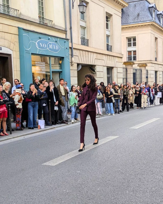 Le 22 mai 2025, NoMad Paris, un concept store du Marais, s'est lancé dans une aventure un peu folle qui consistait à organiser un défilé de mode au 21 rue de Turenne, Paris 4ᵉ. L'événement a permis d'assister à un défilé qui avait choisi la rue comme runway, suivi d’un DJ set, d’un cocktail et d’autres surprises pour fêter le premier anniversaire de la boutique mutualisée. 
Nouveau post sur le blog 📝 
Lien dans la bio 👆  Il s'agissait de mettre en avant la mode éthique, proposée dans ce lieu qui rassemble des marques de mode engagées, proposant une mode qui respecte l'environnement, les conditions sociales, la notion de diversité, sans pour autant sacrifier le style.  Le défilé rassemblait les marques présentes dans ce concept-store (elles sont nombreuses) ce qui allait permettre de créer de nombreux looks incroyables pour toute l’équipe rassemblée par Vincent Mc Doom, qui était venu travailler de pair avec les 3 fondatrices de ce lieu. Il faut dire que si la façade de cette boutique est large comme la taille d’un modèle Dior des années 50, le lieu recèle beaucoup de profondeur et pouvait accueillir cette nombreuse équipe qui allait prendre la rue et croiser de nombreux badauds, invités, fans, parisien, touristes étrangers, sans compter les cyclistes surpris de pédaler à coté d’une jeune femme déambulant au milieu de la chaussée en robe de soirée ou croisant une business women en tailleur pantalon qui avait comme plan d’action de suivre la ligne pointillée tracée au milieu de la rue.  📍 No Mad Paris - 21 rue de Turenne - Paris 04
@no.mad.paris 
@vincent_mcdoom_d.a  Avec les marques suivantes: 
@akimbaofficial @alamencia @alexrotin.andco @amekunty @atelierclaste_paris @baroudeuses.paris @cecance_ @dancefiber.paris @divineharmonie_officiel @djahanedesign @entoutcasparis @idy_paris @inad.creation @emmanuellejulliard @lorangeriedisabella @lo.neel @nuyhenn @pgspirit.paris @rousseur.collection @wooly_rouge @ylen_official  #mode #fashion #modeethique #modedurable #nomadparis #parislemarais #DéfiléNoMad #TurenneFashion #nomad #conceptstore  #standwithukraine 💙💛