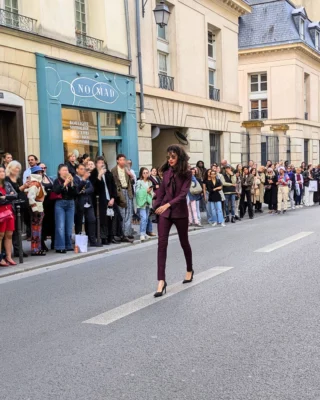 Le 22 mai 2025, NoMad Paris, un concept store du Marais, s'est lancé dans une aventure un peu folle qui consistait à organiser un défilé de mode au 21 rue de Turenne, Paris 4ᵉ. L'événement a permis d'assister à un défilé qui avait choisi la rue comme runway, suivi d’un DJ set, d’un cocktail et d’autres surprises pour fêter le premier anniversaire de la boutique mutualisée. 
Nouveau post sur le blog 📝 
Lien dans la bio 👆  Il s'agissait de mettre en avant la mode éthique, proposée dans ce lieu qui rassemble des marques de mode engagées, proposant une mode qui respecte l'environnement, les conditions sociales, la notion de diversité, sans pour autant sacrifier le style.  Le défilé rassemblait les marques présentes dans ce concept-store (elles sont nombreuses) ce qui allait permettre de créer de nombreux looks incroyables pour toute l’équipe rassemblée par Vincent Mc Doom, qui était venu travailler de pair avec les 3 fondatrices de ce lieu. Il faut dire que si la façade de cette boutique est large comme la taille d’un modèle Dior des années 50, le lieu recèle beaucoup de profondeur et pouvait accueillir cette nombreuse équipe qui allait prendre la rue et croiser de nombreux badauds, invités, fans, parisien, touristes étrangers, sans compter les cyclistes surpris de pédaler à coté d’une jeune femme déambulant au milieu de la chaussée en robe de soirée ou croisant une business women en tailleur pantalon qui avait comme plan d’action de suivre la ligne pointillée tracée au milieu de la rue.  📍 No Mad Paris - 21 rue de Turenne - Paris 04
@no.mad.paris 
@vincent_mcdoom_d.a  Avec les marques suivantes: 
@akimbaofficial @alamencia @alexrotin.andco @amekunty @atelierclaste_paris @baroudeuses.paris @cecance_ @dancefiber.paris @divineharmonie_officiel @djahanedesign @entoutcasparis @idy_paris @inad.creation @emmanuellejulliard @lorangeriedisabella @lo.neel @nuyhenn @pgspirit.paris @rousseur.collection @wooly_rouge @ylen_official  #mode #fashion #modeethique #modedurable #nomadparis #parislemarais #DéfiléNoMad #TurenneFashion #nomad #conceptstore  #standwithukraine 💙💛