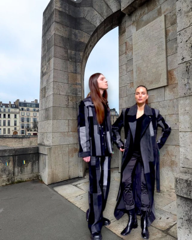 La mode ukrainienne avec Chereshnivska et ses consoeurs, combinent parfaitement, courage, féminité et upcycling. 
Nouveau post sur le blog. 📝 
Lien dans la bio. 👆  La France peut se pencher librement sur ces marques qui viennent d’un pays agressé et qui pour autant ne perdent pas le fil de leur histoire ni celui de leurs convictions. Au début de ce printemps on pouvait découvrir ou retrouver ces marques de mode ukrainiennes, au sein du showroom Vetemaze qui les accueillent régulièrement. 
Ces marques montrent des capacités de résilience extrêmement fortes et apportent des réponses aux questions qui nous interpellent, comme par exemple quelle place laisser à l’upcycling? quelle est l’image de la féminité dans la partie Est du continent européen en dehors des capitales très connues de la mode que sont Paris, Londres ou Milan ? Comment perdurer en fonction des circonstances hélas trop connues ?  @chereshnivska
@tonia.studio
@delegan.clothes 
@vetemaze.official  #standwithukraine 💙💛 #fashion #ukrainianfashion #womenswear #menswear #ufw
#FaithintheFuture #ukraine #mode #fashion #ufwвдома #embroidery #fashiondesigner #tailoring
#sustainability #vetemaze #slowfashion #upcycling #upcyclefashion #unisex #denim
#delegan #toniastudio #chereshnivska