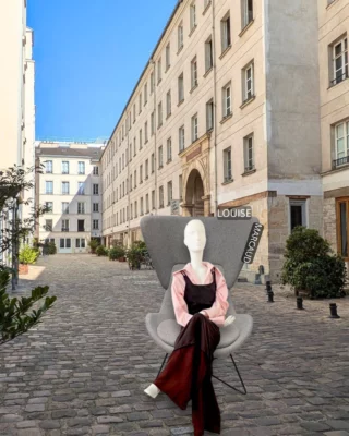 Avec ses Silences Parlants, Louise Marcaud, représente cette jeune création qui avance avec de multiples talents. 
Nouveau post sur le blog 📝
Lien dans la bio 👆  « Les Silences Parlants » sont le thème que la jeune créatrice à choisi pour sa nouvelle installation dans le Pop-Up situé au 5 passage Thieré (Paris11) chez Promostyl. Il est inspiré par le surréalisme et la créatrice qui propose son vestiaire de conception moderne, accompagné de détails propres à la marque comme cette forme caractéristique de vague pour les poches ou la longueur des poignets des chemises, affime sa démarche très personnelle, loin d’une mode hautaine et standardisée.
Maniant aussi bien l’aiguille que le concept, elle propose à nouveau une installation pleine de surprises et d'ateliers (sérigraphie, broderie...)  Toutes les infos sur le compte Insta de la marque.  📍 5 passage Thiéré, Paris 11e 📅 17–22 juin | 11h → 19h  @louisemarcaud  #mode #fashion #fashiondesigner #youngtalent #popup #louisemarcaud #bastille