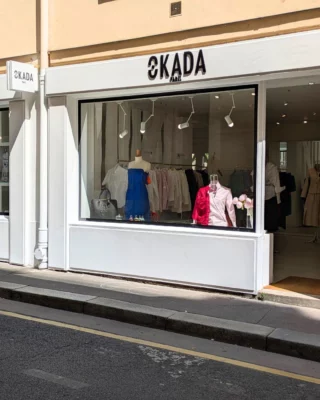 Ken Okada, met ses talents au service de la parisienne en proposant une robe sur mesure en 48 h !
Nouvel article sur le blog 📝 
Lien dans la bio👆  On connaissait la créatrice pour son savoir faire particulier pour la chemise qu’elle a su présenter avec cet art des plis et des volants et que l’on retrouve aujourd’hui avec le modèle Mononoké. 
Mais la marque Okada Paris a eu le temps, dans ce délicat cocon de la rue de la Chaise (Paris 07) de se développer avec, au delà de ses collections textiles, une ligne de sac en cuir et aujourd’hui, une nouvelle prestation au service de la parisienne urbaine : 
Une robe de soirée sur mesure, pensée pour sublimer chaque femme, réalisée en quarante-huit heures, à partir d’un modèle signature.  @okadaparis  ♦ Okada Paris – 1 bis Rue de la Chaise – Paris 07  #surmesure #personnalisation #OkadaParis #KenOkada #ChemiseSignature #Mononoke #LuxeResponsable #HauteCoutureParisienne #JapanStyle #BespokeLuxury 
#paris07 #womenswear  [ https://buff.ly/NqfyjH2 ]  #standwithukraine 💙💛