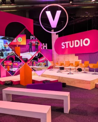 A VivaTech, The Good Goods et Losanje remettent la mode sur la bonne voie
Nouveau post sur le blog 📝👆 
Lien dans la bio 📝👆  En ce mois de juin à VivaTech du côté de la porte de Versailles, il y a bien eu un concours de startups dédié à la mode, mais pas celui qui était attendu. Le programme indiquait encore quelques jours avant un concours de start-up organisé par Shein (oui , vous avez bien lu !) qui souhaitait sans doute profiter de cette vitrine technologique pour se parer de vertus que la marque ne peut revendiquer. 
Mais voila que suite à l'intervention volontaire de Victoire Satto, ce concours à été supprimé et remplacé par un autre, organisé sous l'égide de The Good Goods et donc Victoire Satto, qui mettait en avant des entreprises et des solutions favorables à une mode durable, responsable et respectueuse de son empreinte carbone.  Un Jury: 
Yann Rivoallan - @federationdupap 
Laura Marquant - Brand Sisters Group - @tarajarmon 
Arthur Person - @octobre_editions 
Sandrine Conseiller - @debeersofficial 
Nawal Stouli - @loopin.ai 
Olivia Gandon - @lectraofficial  7 Startups : 
Crush On - @crushon_shop 
Livetrend co 
Losanje - @losanje 
Prolong 
Reekom - @reekom_officiel 
Save your Wardrobe - @saveyourwardrobe 
Trace For Good  🏆 Un vainqueur : Losanje - @losanje  #modedurable #economiecirculaire #vivatech #fashion #mode #secondemain #modecirculaire #tech #startup #innovation #retail #secondhand #circularity  @vivatech 
@thegoodgoods.fr 
@victoiresatto  #standwithukraine 💙💛