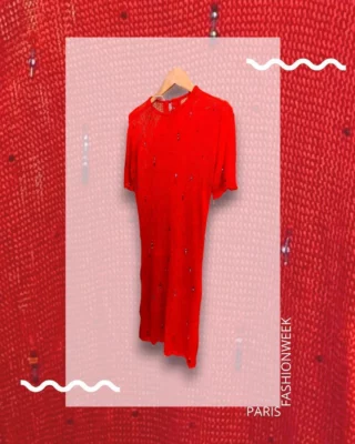 Lucille Thièvre expose ses lignes toutes en sensualité chez ADC au 64 rue de Cléry pendant la fashion Week. Une possibilité de retrouver le travail de cette designer qui associe maîtrise technique et haut de gamme.
Elle est lauréate du Prix Révélation de la ville de Paris en 2024, catégorie mode. Elle a lancé sa marque en 2019, après avoir passé quelques années dans des maisons à la renommée bien établie, comme Givenchy et Hermés. Chez cette dernière, elle était designer maille et si une personne maitrise le flou, c’est bien elle, qui développe désormais ses collections ou la légèreté, la structure, s’associent avec merveille et boostent les possibilités de la maille, pour accompagner le corps de la femme, souligner et non cacher les courbes, les formes. Elle a développé également toute une ligne d’accessoires avec ses coloris fétiches comme le rouge et le noir.  📍 ADC – 64 rue de Cléry – Paris 02 – > 29/06  @lucillethievre
@audeladucuir
@howlettdubaele  #parisfashionweek #lucillethievre #womenswear #popup #parisevent #pfw  #standwithukraine 💙💛