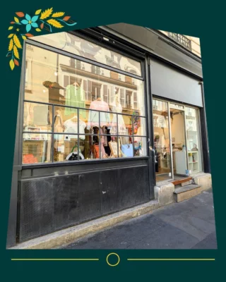 Le Lieu 37, le pop-up qui met la mode engagée en lumière !
Nouveau post sur le blog
Lien dans la bio  Si 37 fait peut être penser aux températures qui sévissent en France actuellement, c’est aussi un numéro qui porte chance, celui du Lieu, 37 rue des Petites Ecuries à Paris dans le 10ème, un espace qui met la lumière sur de jeunes marques créatives.
On avait déjà pu découvrir ces marques engagées qui parcourent les quartier de Paris, afin de proposer aux consommateurs et consommatrices des alternatives créatives à forte valeur ajoutée, qui s’opposent à toute la partie fast fashion et Ultra. 
Cet espace situé à un carrefour lumineux, offre la possibilité de découvrir de jeunes marques, qui ont un message à délivrer, qui proposent une élégance sans que celle-ci soit liée à une industrialisation forcenée, tant en mode qu’en accessoire.
Une installation faite sous l’impulsion de @PMPopUp 
avec 
@vedette.paris 
@mazorcas_tricot 
@secondemain.brand 
and friends .....  #modedurable #popup #conceptstoreparisien #upcycling #fashion #womenswear #conceptstores #popupstore #handmade #mode #bijou #accessoire #paris10 #shopping