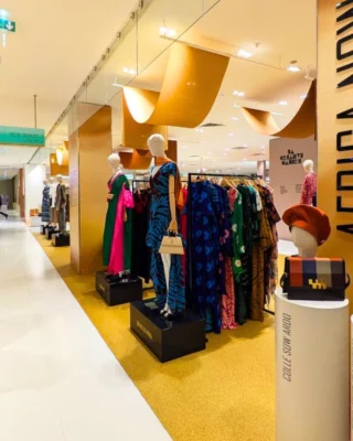 Aux Galeries Lafayette on peut surplomber l’espace et se promener au dessus du vide grâce à une passerelle, la Glasswalk, installée sous la fameuse verrière du grand magasin, dont les vitraux ont la forme d’une immense fleur composée de 10 faisceaux, faisant un total de 1000m². Cette Glasswalk offre une vue à 360° sur la majestueuse Coupole des Galeries Lafayette, joyau architectural de l’Art Nouveau. 
Mais ce voyage suspendu, peut aussi vous amener à prendre d’autres chemins, toujours au 3ème étage, comme celui qui mène aux savoir-faire des créateurs africains, présents au corner Africa Now.  Nouveau post sur le blog 📝 
Lien dans la bio 👆  Cet espace de 90m², installé jusqu’au 8 juillet, propose une sélection de plus de 10 créateurs africains venu présenter leurs styles et leurs créations. 
📍 Galeries Lafayette , 40 bd haussmann, Paris 09, magasin principal , 3ème étage 
@tranoi_show 
@creativeafricanexus 
@galerieslafayette 
@boyedoe_ 
@thewumanbrand 
@lateforworkwear  Mais aussi citée dans l'article la marque @duabaserwa  https://buff.ly/pptEnp1  #tranoi #galerieslafayette #africanow #mode #fashionweek #boyedoe
#standwithukraine 💙💛