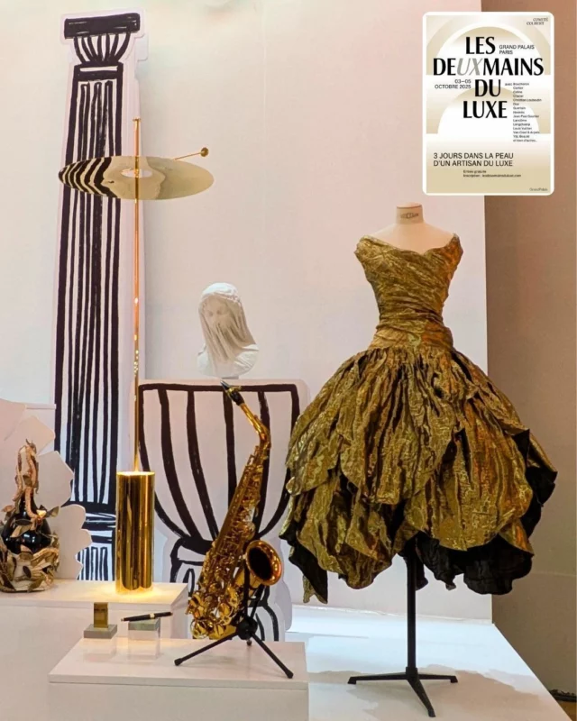 Après quatre éditions ayant réuni plus de 35 000 visiteurs à Paris et dans les territoires, le Comité Colbert acceuillait à nouveau le grand public et les scolaires lors de son événement LES DEUX MAINS DU LUXE au Grand Palais Rmn du 2 au 5 octobre 2025. Un événement gratuit qui a trouvé son public, puisque 40 000 billets on été écoulés. 
Nouveau post sur le blog : 📝 
Lien dans la bio : 👆  Jamais autant de maisons de luxe n’ont été réunies dans une même exposition pour défendre les métiers de la main. Plus de 30 maisons de luxe, membres du Comité Colbert, étaient effet présentes pour expliquer leur savoir-faire aux visiteurs et leur permettre de tester leur agilité afin de se reconnecter à la matière et de faire naître des vocations. 
Il faut dire qu'aujourd'hui les jeunes générations ne connaissent pas forcément toutes les potentiels de ces activités artisanales, dont on trouve des preuves vivantes sur la totalité du territoire. Si la première édition s'est déroulée à Station F, on comprend bien l'objectif, le Grand Palais mettait en 2025 à disposition, une superficie qui s'étendait sur 2500 m2 pour séduire les jeunes générations, avec une hauteur sous plafond vertigineuse. 
La France est le seul pays au monde qui possède dans son histoire 281 métiers d'Art et sans entrer dans le détail des formations diplômantes ou orphelines, sur lesquelles le Ministère de l'Education travaille, il faut aussi voir l'évolution sociologique de cette activité importante pour le rayonnement du pays. 25% des travailleurs dans les ateliers ont plus de 55 ans.  #savoirfaire #artisanat #luxe #comitecolbert #formation #metiersdart #craftsmanship #grandpalaisrmn  @comitecolbert 
@grandpalaisrmn 
@ensaama_officiel  [ https://buff.ly/6iOFh0s ]  #standwithukraine 💙💛