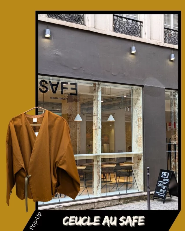 Retrouvez CEUCLE au SAFE jusqu'au 12 octobre !  La marque Cèucle fait partie de ces jeunes pousses qui proposent une mode contemporaine qui associe l'impact d'un style à celui de la réflexion sur la manière de produire cette ligne de vêtements, unisexe, intemporelle. Chaque pièce des collections de Cèucle est pensée pour s’adapter à celle qui la précède et qui la suit, pour jouer cette carte de la consommation plaisir et engagée. Le nom qui veut dire « cercle » en occitan, explique parfaitement le concept de cette marque qui se veut éco-responsable et qui le montre sans ostentation, dans des coupes amples et fluides, mêlant inspirations streetwear et japonaises avec de subtiles asymétries. 
La créatrice a suivi les cours de l’École de la chambre syndicale de la couture parisienne, qu’elle a préférée pour son approche très technique. Elle collabore depuis le début avec un atelier d’insertion auquel elle est très fidèle. Tous ces points positifs, au delà du style de la marque, lui ont valut d'être lauréate du Prix Révélation de la Ville de Paris en 2025.
Elle a choisi pour cette nouvelle escale pop-up, l'espace du SAFE, délicieux coffe shop dans le Marais, qui sait concevoir des douceurs lactées et sucrées et imaginer des événements pleins de vies et de couleurs. 
[ le e-shop de la marque est bien sûr disponible tout au long de l'année ]  📍11 rue Commines - Paris 03 > 12/10  #ceucle #BDMMA #popup  #parislemarais #coffeeshop  #mode  #design #creation #savoirfaire #craftsmanship #kimono #streetwear #unisexe 
@ceucle
@bdmma.paris 
@safeconcept_  #standwithukraine 💙💛