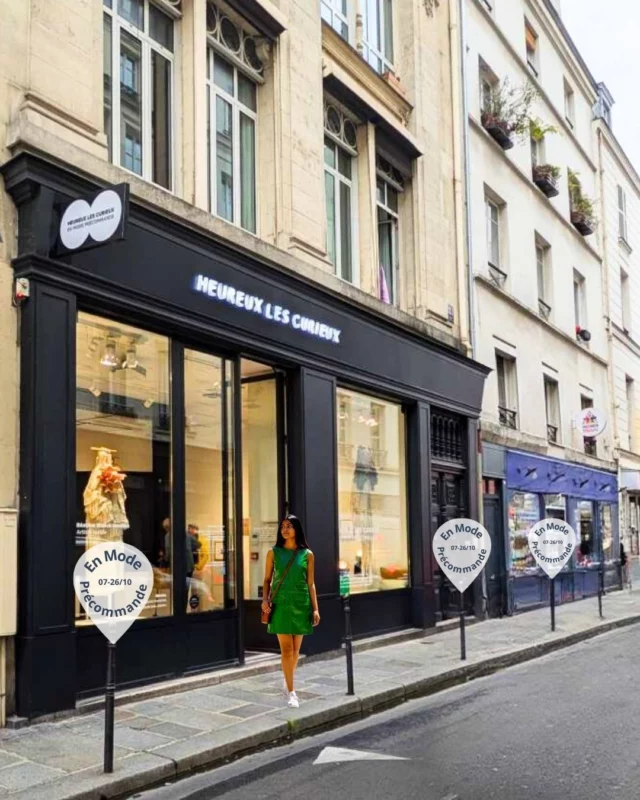 3, 2, 1, précommande ! avec Heureux les Curieux ! 
En ce mois d'octobre, c'est une nouvelle édition de l'événement Précommande, qui se déroule chez Heureux Les Curieux, L'équipe organisatrice a réuni jusqu'au 26/10, dans son agréable espace du Marais, 13 marques de mode, d’accessoires et de décoration. Originales et créatives, elles proposent en précommande et un peu en stock, des pièces pensées pour durer et montrent comment l'artisanat reste une activité basée sur la maitrise du geste et de la main, pour inscrire des vêtements et des objets de décoration dans le temps et la durée. 
Nouveau post sur le blog 📝 
Lien dans la bio 👆  Cette nouvelle édition nous montre que l'on peut trouver chaussure à son pied, pull à ses épaules, voire même son à ses oreilles, ou siège à son séan, dans cet espace à la scénographie soignée.  Evénement "Précommande", saison 3 d'Heureux Les Curieux, au 23 rue du Pont aux Choux, Paris 03. Jusqu'au 26/10  @heureuxlescurieux  @aidama_concept 
@mashizanofficial 
@muntaner.paris 
@amicalementsoi 
@atelier_sarita_p 
@mazorcas_tricot 
@lo.neel 
@boname_paris 
@annyblattofficiel 
@habits_a_la_francaise 
@maisonbolze 
@maison.jeudi 
@beaute.acoustique 
@atelierzemonsta  #modedurable #fashion #paris03 #parislemarais #EnModePrécommande #ModeResponsable #SlowFashion #Talks #Artisanat #Precommande #knitwear #frenchdesigner #shoesaddict #accessoire #deco #artdevivre #DesignIntérieur  [ https://buff.ly/6bYzLiO ]  #standwithukraine 💙💛