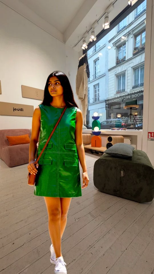 Encore 1 semaine pour découvrir les 13 marques réunies par heureux les Curieux qui proposent le principe vertueux de la Précommande.
Jusqu'au 26/10, dans cet agréable espace du Marais, les marques réunies montrent comment l'artisanat reste une activité basée sur la maitrise du geste et de la main.
Alors, mode, accessoire, déco, mobilier et même enceinte, nous font entendre cette petite musique agréable d'un savoir-faire haut de gamme, fait pour durer, conçu à la demande. 
Evénement "Précommande", saison 3 d'Heureux Les Curieux, au 23 rue du Pont aux Choux, Paris 03. Jusqu'au 26/10  @heureuxlescurieux  @aidama_concept 
@mashizanofficial 
@muntaner.paris 
@amicalementsoi 
@atelier_sarita_p 
@mazorcas_tricot 
@lo.neel 
@boname_paris 
@annyblattofficiel 
@habits_a_la_francaise 
@maisonbolze 
@maison.jeudi 
@beaute.acoustique 
@atelierzemonsta  #modedurable #fashion #paris03 #parislemarais #EnModePrécommande #ModeResponsable #SlowFashion #Talks #Artisanat #Precommande #knitwear #frenchdesigner #shoesaddict #accessoire #deco #artdevivre #DesignIntérieur  [ Merci à Maddy Gitale de porter Maison Bolze 😉]