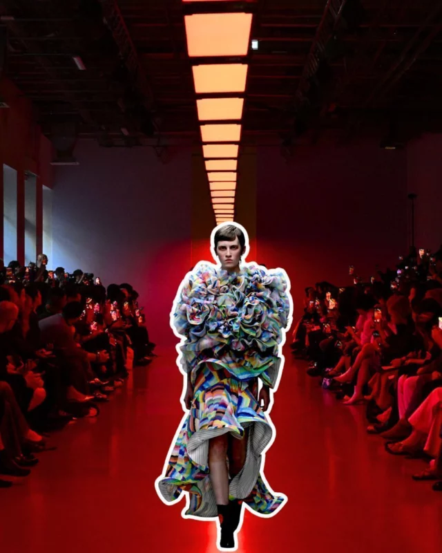 ANREALAGE a dévoilé lors de la dernière Paris Fashion Week une collection S/S26 qui associe précision japonaise et volonté d'inclusion.
Cette Fashion Week a montré que l’on peut découvrir des initiatives audacieuses au delà des questions de mercato qui agitaient des maisons de mode à la réputation bien établie. Le Palais de Tokyo et son béton brut accueillait la nouvelle collection S/S26 d’ANREALAGE, une maison japonaise qui sait associer depuis longtemps le style et la tech. 
Nouveau post sur le blog 📝 
Lien dans la bio 👆  Cette collection prenait forme également grâce à la collaboration avec HERALBONY, une entreprise de design et de licence qui travaille avec des artistes handicapés afin de transformer leurs créations en produits et en expériences. 
Née de l’engagement de deux frères jumeaux au nord du Japon, HERALBONY porte une mission simple et puissante : transformer l’image du handicap à travers l’art et le pouvoir des marques. Ainsi, sous les hauts plafonds du Palais de Tokyo, on pouvait admirer les modèles ANREALAGE dont les textiles qui composent cette dernière collection portent les contours de vie des artistes d’HERALBONY.  @anrealage_official 
@heralbony 
#parisfashionweek #pfw #designjaponais #japon #japan #heart #handicap #inclusion #palaisdetokyo #art 
@ginger_lidureau
@odile.idkowiak  Crédit Photo défilé ANREALAGE (1-7) ©KojiHirano  #standwithukraine 💙💛