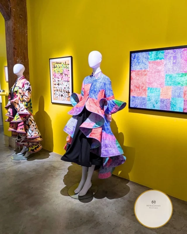 En pleine Fashion Week parisienne, une galerie d’art se muait en espace de show ou on pouvait assister à un Live Painting qui associait HERALBONY et ANREALAGE. Ces 2 marques japonaises, montraient comment, grâce à leur collaboration, on peut envisager un monde où les personnes handicapées peuvent vivre avec fierté. En partant des œuvres à la fois belles et précieuses de ces artistes différents, HERALBONY a lancé une entreprise au Japon et désormais en Europe, qui vise à remodeler la façon dont la société perçoit le handicap.
Nouveau post sur le blog 📝 
Lien dans la bio 👆  Née de l’engagement de deux frères jumeaux au nord du Japon, HERALBONY porte une mission simple et puissante : transformer l’image du handicap à travers l’art et le pouvoir des marques. Le Live Painting organisé dans le Marais, accueillait deux artistes japonais venus spécialement du Japon, Momoko Nakagawa et Shu Toriyama, choisis parmi les 18 talents retenus par ANREALAGE pour concevoir les modèles du défilé. Ils ont réalisés ce 1er octobre un Live Painting, offrant au public une plongée directe dans leur univers créatif. Une feuille de papier, quelques crayons et ces personnalités, qualifiées de différentes, ont eu la possibilité de s’exprimer comme tout un chacun, pour montrer leurs talents.  @heralbony 
@anrealage_official 
#parisfashionweek #pfw #designjaponais #japon #japan #heart #handicap #inclusion #solidarite #palaisdetokyo #art 
@ginger_lidureau
@odile.idkowiak  #standwithukraine 💙💛