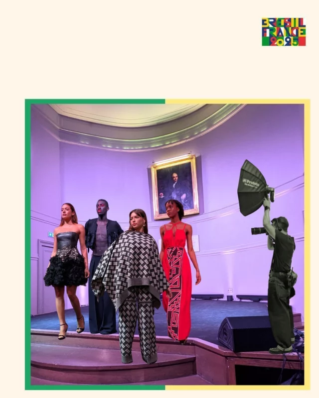 La mode brésilienne a révélé ses facettes éthniques, hauts de gamme et engagées lors de la dernière Paris Fashion Week
nouveau post sur le blog 📝
Lien dans la bio 👆  C’est sous l’égide du Forum do Amanhã que se sont réunis lors de la dernière Paris Fashion Week et en amont de la COP 30, des experts, chercheurs, artistes et créateurs français et brésiliens autour des thèmes de la biodiversité, de l’innovation et de l’inclusion pour façonner un avenir commun. Il y a eu des conférences, des expositions et des performances dont, le défilé « Fils de Rêve ». 
Celui-ci a mis en avant une mode créative, engagée et solidaire, dévoilant 4 créateurs/créatrices de mode brésilienne. 
Benilda Vergilio – Ancestralité, identité et résistance (photos 2-3) 
Arthur Aquino – L’héritage brésilien réinventé ( photos 6-7)
Márcia de Carvalho – Mode, recyclage et solidarité ( photos 4-5) 
Ivanildo Nunes – L’artisanat du Ceará au luxe contemporain ( photos 8-9)  @forumdoamanha
@examelexe
@maisonarthuraquino
@ivanildonunesoficial
@chaussettesorphelines
@marciadecarvalho_paris
@noemiedevime.paris 
@sophietzitzichvili
@hotel_de_lindustrie  #brazil, #bresil #parisfashionweek, PFW #design #solidarite #modeethique #broderie 
#marciadecarvalho #fashionweekparis #fashionweek  [ https://buff.ly/Ff0E0B0 ]  #standwithukraine 💙💛