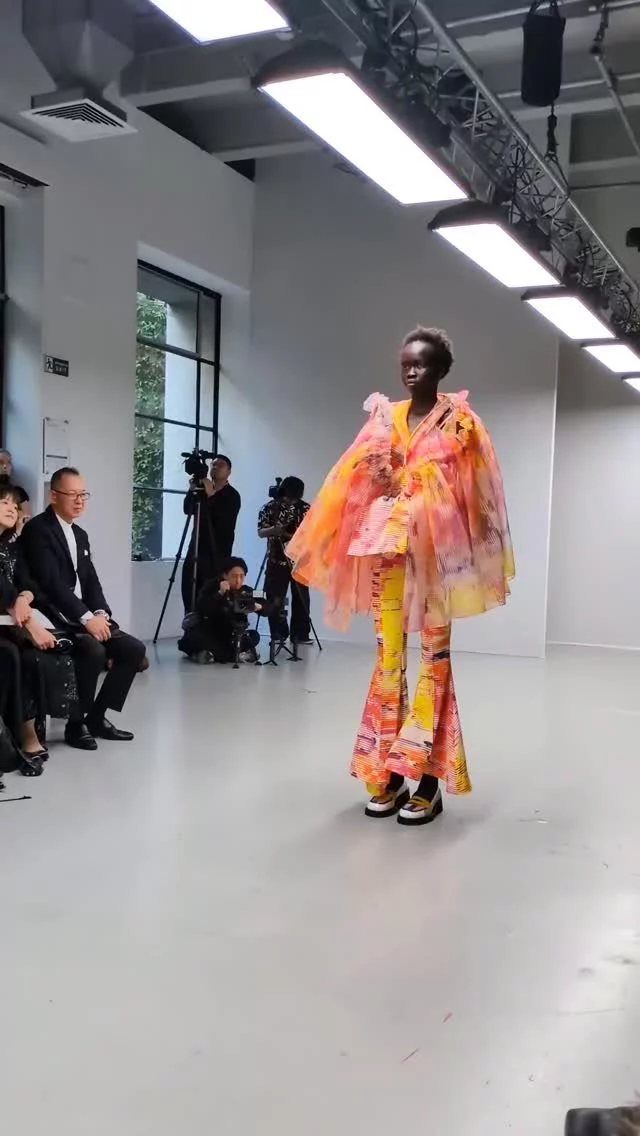 La collection S/S 26, d'ANREALAGE s’intitulait « Rendre la vie visible ». elle était symbolisée par un coeur, car le battement du coeur est un peu le centre de la vie. Chaque battement, unique à chacun, est la preuve tangible de l’existence. Il résonne jusqu’à son arrêt, rythme incarnant l’être même. Ces pulsations cardiaques sont rendues visibles à travers la lumière et la forme, insufflées dans le tissu pour créer des vêtements qui semblent vivre.
Nouveau post sur le blog 📝 
Lien dans la bio 👆  Elle prenait forme également grâce à la collaboration avec HERALBONY, une entreprise de design et de licence qui travaille avec des artistes handicapés afin de transformer leurs créations en produits et en expériences. Ainsi s’inspirant de la passion et de la sincérité que ces créatifs apportent à leurs pratiques, la collection célèbre l’ouverture à de nouvelles perspectives grâce aux œuvres sincères de dix-huit artistes sélectionnés qui se retouvent sur les modèles présentés.  @anrealage_official 
@heralbony 
#parisfashionweek #pfw #designjaponais #japon #japan #heart #handicap #inclusion #solidarite #palaisdetokyo #art 
@ginger_lidureau
@odile.idkowiak  #standwithukraine 💙💛