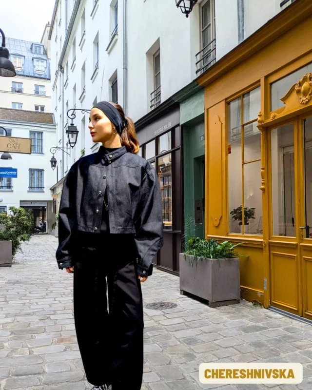 Entre Upcycling et esprit féminin, la mode Ukrainienne montre l'étendue de ses savoir-faire grâce au showroom Vetemaze.
Nouveau post sur le blog 📝 
Lien dans la bio 👆  Ce pays qui se défend contre un envahisseur, a montré encore récemment qu’arpenter un ruway, tisser un fil, va au delà de la simple apparence d’un look, mais qu’il s’agit de défendre son histoire et sa culture. 
On avait pu s’en rendre compte en septembre avec l’Ukrainian Fashion Week, un événement qui avait réuni plus de 50 marques de mode ukrainiennes à Kiev. Récemment à Paris lors de la dernière fashion Week, grâce à Vetemaze, on pouvait aller à la rencontre de 4 de ces marques ukrainiennes. 
@chereshnivska 
@delegan.clothes 
@matique_official 
@tamarkeburia 
@vetemaze.official  #fashion #parisfashionweek #VetemazeShowroom #Paris #EmergingDesigners  #ContemporaryFashion #upcycling #emergingbrand #fashiondesign 
#standwithukraine 💙💛