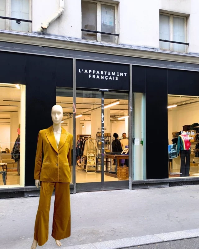 Sans bazar, mais avec pertinence, l’Appartement Français met en lumière le Made in France !
Nouveau post sur le blog📝 
Lien dans la bio👆  C’est un pop up de 200 m2 qui vient d’ouvrir à 2 pas de la rue de Rivoli et qui accueille des marques dont l’ADN est d’être Made In France. Cet endroit qui va mettre en lumière ces marques qui produisent sur notre territoire, fait face à un grand magasin désormais bien connu pour être un lieu qui n’enchante plus la mode. 
La dernière boutique de l’Appartement Français au 42 rue de la Verrerie, Paris 04, est un pop-up longue durée, jusqu’au printemps 2027, qui permet à plus de 60 marques françaises triées sur le volet d’être réunies. 
Idéal pour des cadeaux sensés pour les prochaines fêtes de fin d'année.  @lappartementfrancais 
@charleshuet21  modèle : @lajaquette_official  #madeinfrance #lappartementfrancais #engagement #entrepriseengagee #mif #slowfashion #popup #bhvlemarais #modedurable #savoirfaire #territoire #paris04  #conceptstore #fashion #mode #paris #decomaison  📍 Informations pratiques :
L’Appartement Français – Pop-up
Du 1er novembre 2025 jusqu’au printemps 2027
42 rue de la Verrerie, 75004 Paris – Marais (face au BHV)  #standwithukraine 💙💛