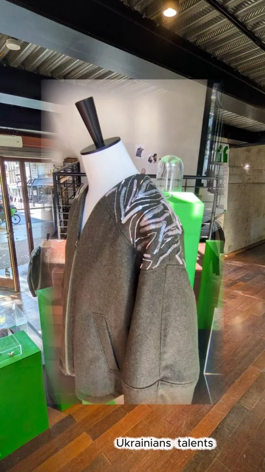 La broderie permet avec une aiguille, un fil, un sequin..., de donner une touche personnelle à une collection capsule, à un vêtement particulier, voire un objet. 
On peut en voir des exemples réalisés pour des maisons de luxe dans les productions faites par La Fabrique Nomade qui soutient l’insertion professionnelle d’artisans réfugiés.  Certains modèles sortent du lot, notamment ceux qui sont réalisés par des talents venus d'Ukraine.  @lafabnomade 
Viaduc des Arts - Paris 12e  #savoirfaire #broderie #embroidery #fashiondesign #embroidery #embroiderydesign #slowfashion #handmade #textileart  #standwithukraine 💙💛