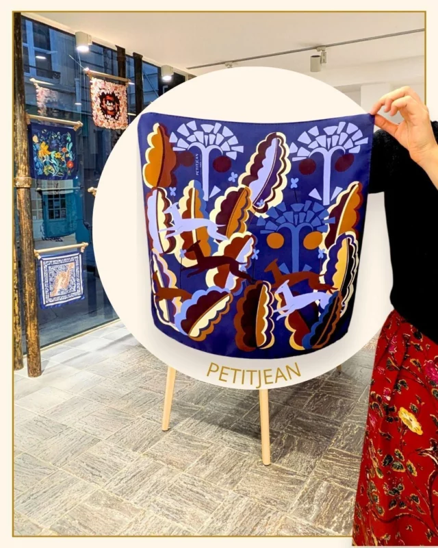 Et si la route de la Soie passait par ...le Jura ? 
Non, bien sûr, ce n'est pas une nouvelle recherche historique qui aurait permis de découvrir un nouveau tracé de cette route mythique et qui révélerait qu'après avoir quitté la Chine, cette route n'aurait fait que traverser Constantinople (Istanbul) et se serait prolongée jusqu'au Jura. Mais simplement, après avoir discuté avec Léa Petitjean, fondatrice de sa marque éponyme qui démontre depuis des années qu'elle est une grande spécialiste de la soie et développe toute une gamme de soierie dans le respect de cette douce et fluide matière. 
Nouveau post sur le blog 📝👆 
Lien dans la bio 📝👆  L'histoire de cette marque est liée au Jura, car c'est la région d’origine de la fondatrice de Petitjean Paris. Le fait d'avoir fait une école de commerce ne lui a pas fait abandonner son envie de prendre un jour le pinceau. Si les premier pas de Petitijean Paris, on vu la créatrice proposer des chemisiers en soie, accompagnés de foulards, lavandines, bracelets, carrés, elle s'est concentrée aujourd'hui sur le carré et ses déclinaisons, qui offrent un terrain de jeu plus grand à son tempérament créatif. ( J'ai eu le plaisir de la rencontrer en 2017).  Fil chatoyant né de contrées orientales, la soie a trouvé à Lyon une maîtresse fidèle. Petitjean Paris travaille avec des ateliers de soyeux reconnu depuis longtemps, l'un établi dans la région lyonnaise depuis plus de cent ans et spécialiste de la soie et l'autre établi sur les bords du lac de Côme dans les années 1940 qui respectent dans ses moindres détails ses impulsions créatives.  La marque est présente dans différents points de vente en France, dont notamment :
📍 Au Printemps : 64 boulevard Haussmann, Paris 09 - niveau -1
📍Dans une boutique éphémère au 29 rue du Roi de Sicile, Paris 04  #petitjean #petitijeanparis #soie #silk #accessoire #popup #paris04 #carreensoie #design #art #silkstole #paris04